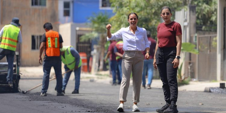 Ana Paty Peralta supervisa obra de rehabilitación de pavimento que se realiza en Tierra Maya