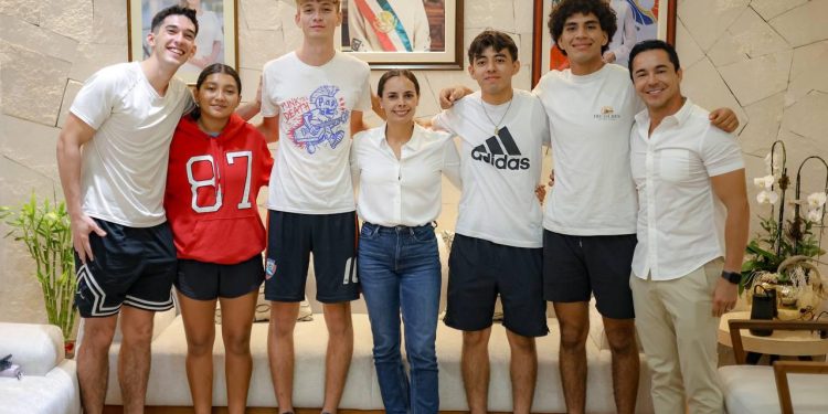 Ana Paty Peralta, despide a los primeros jóvenes que se irán por dos semanas a “TENPLE”