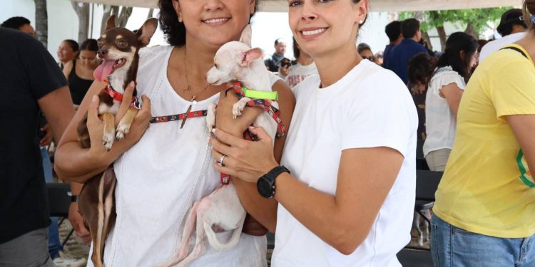 Ana Paty Peralta asistió, a la Campaña de Vacunación Antirrábica gratuita, realizada por la Dirección de Protección de Bienestar Animal