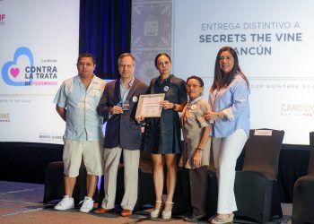 Ana Paty Peralta, entregó el Distintivo “Corazón Azul” al Hotel Secrets The Vine Cancún