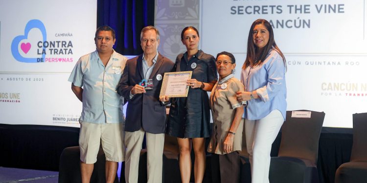 Ana Paty Peralta, entregó el Distintivo “Corazón Azul” al Hotel Secrets The Vine Cancún