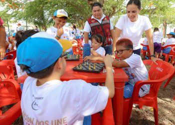 Ana Paty Peralta visita el curso de verano “Baaxlo ’ob Paalalo’ob” en su XXX edición 2025