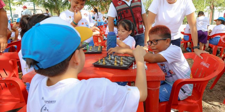 Ana Paty Peralta visita el curso de verano “Baaxlo ’ob Paalalo’ob” en su XXX edición 2025