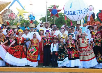Ana Paty Peralta disfruta la “Guelaguetza Cancún 2025”