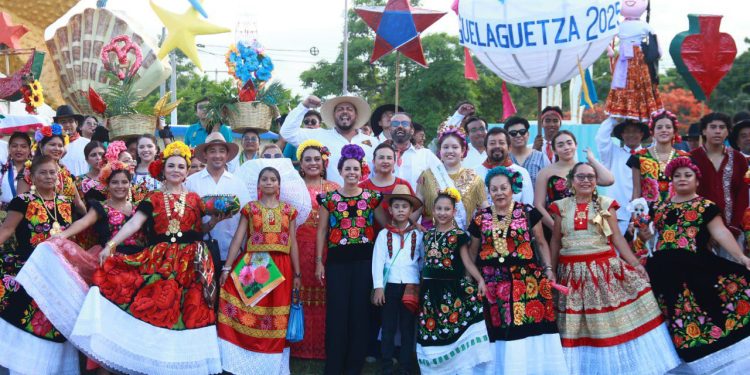 Ana Paty Peralta disfruta la “Guelaguetza Cancún 2025”