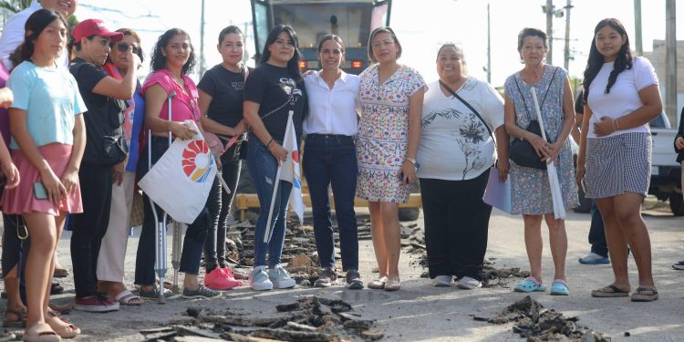 Ana Paty Peralta, realizó el banderazo de inicio de la obra de reconstrucción de pavimento de la Supermanzana 248