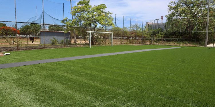 Ana Paty Peralta transforma las canchas de pasto sintéticos de la SM 21 de Cancún