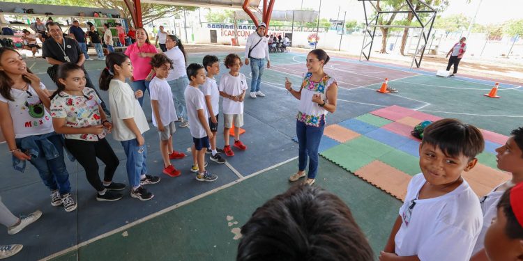 Ana Paty Peralta, convivió con niñas y niños inscritos en el curso “Mi verano DIFerente 2025”