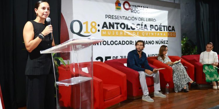 Ana Paty Peralta y la Gobernadora, Mara Lezama, acuden a la presentación del libro “Q 18: Antología Poética, mujeres de Quintana Roo”