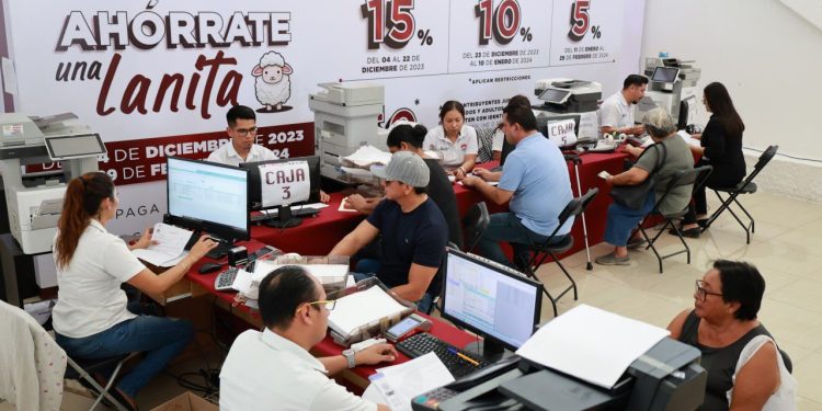 Ciudadanos realizan trámites para pago de impuestos municipales y predial en Cancún