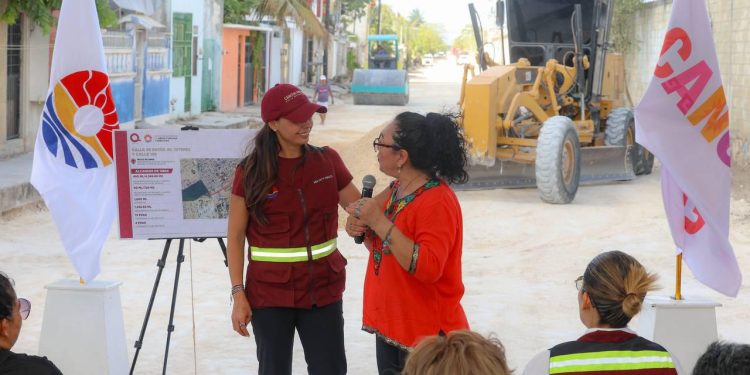 Ana Paty Peralta, da banderazo de inicio de obra de la Calle 36, entre la avenida Ixtepec y la Calle 159 en la Supermanzana 103