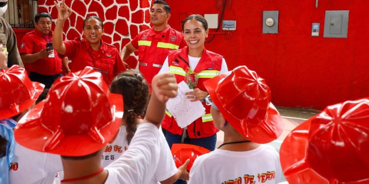 Ana Paty Peralta, convivió con niñas y niños en el curso de verano 2025 “Mis primeros pasos para ser un héroe”
