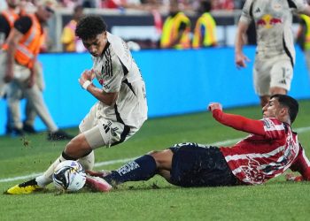 Entrada fuerte entre jugador de Chivas y NY Red Bulls en Leagues Cup