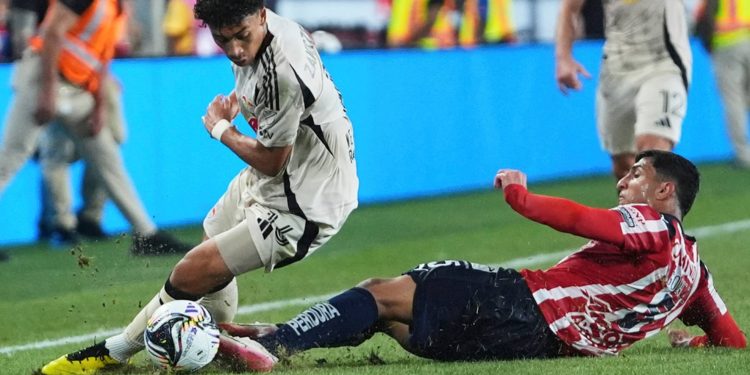 Entrada fuerte entre jugador de Chivas y NY Red Bulls en Leagues Cup