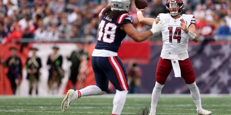 Quarterback de Washington Commanders lanzando pase ante defensivo de New England Patriots en juego de pretemporada NFL 2025.