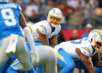 Quarterback de Chargers en formación ofensiva ante defensa de Lions en pretemporada 2025