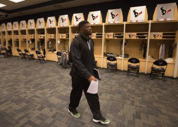 Jugador de los Houston Texans caminando por el vestidor del equipo en la NFL.