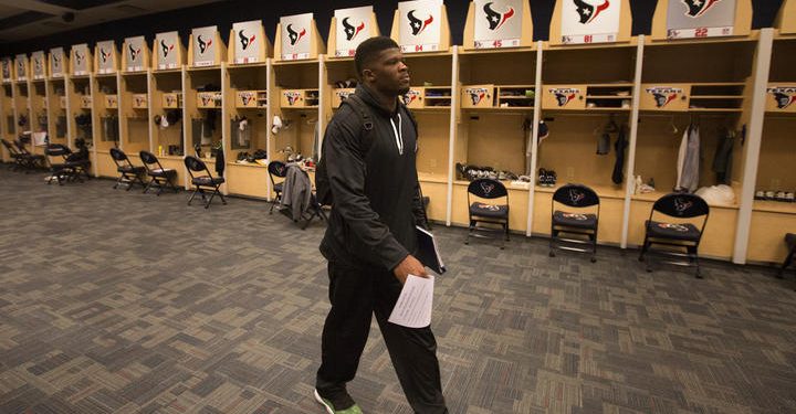Jugador de los Houston Texans caminando por el vestidor del equipo en la NFL.