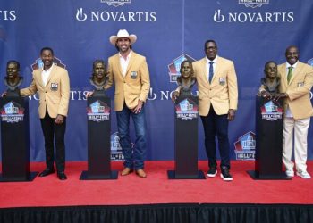 Sterling Sharpe, Antonio Gates, Jared Allen y Eric Allen posan junto a sus bustos en el Salón de la Fama 2025
