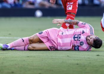 Lionel Messi tirado en el césped tras lesionarse contra Necaxa en la Leagues Cup 2025
