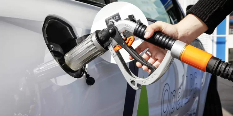 Conductores cambian gasolina por gas para ahorrar más
