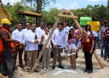 Ana Paty Peralta coloca la primera piedra del nuevo CBTIS No 301 en Cancun