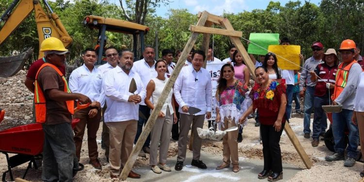 Ana Paty Peralta coloca la primera piedra del nuevo CBTIS No 301 en Cancun