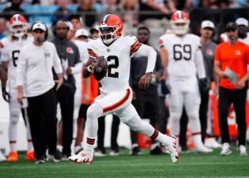 Shedeur Sanders corriendo con el balón en su debut con los Cleveland Browns durante la pretemporada 2025.