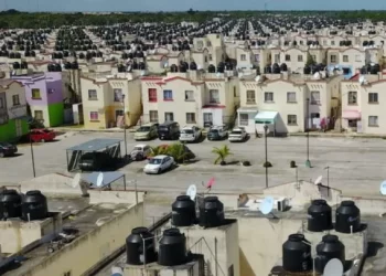 Vista aérea de una colonia en Cancún considerada entre las peores zonas para estudiantes.