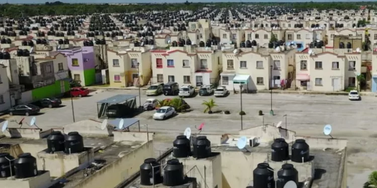 Vista aérea de una colonia en Cancún considerada entre las peores zonas para estudiantes.