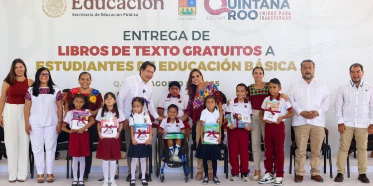 Entrega de libros gratuitos en Cancun 2025 apoyo a mas de 290 mil estudiantes