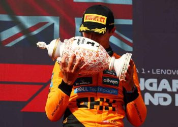 Lando Norris besa el trofeo del GP de Hungría 2025
