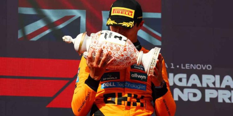 Lando Norris besa el trofeo del GP de Hungría 2025