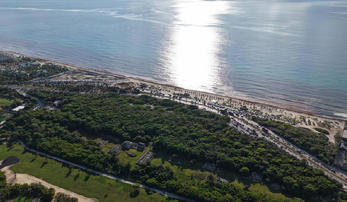 Vista panorámica de Playa Delfines tras jornada de limpieza de sargazo