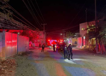 Ambulancia y patrullas en colonia el Jordán de Cancún tras ataque con saldo de dos ejecutados y un lesionado