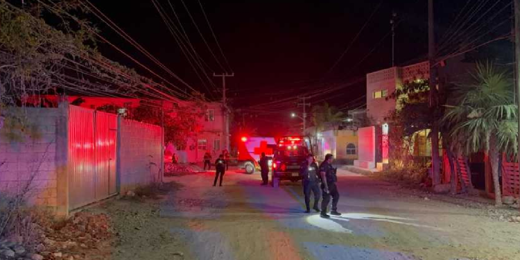 Ambulancia y patrullas en colonia el Jordán de Cancún tras ataque con saldo de dos ejecutados y un lesionado