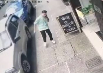 Joven de 19 años apuñalado en Itagüí, Colombia, víctima de un ataque por un hombre en situación de calle