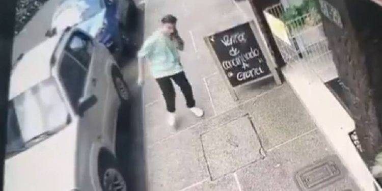 Joven de 19 años apuñalado en Itagüí, Colombia, víctima de un ataque por un hombre en situación de calle