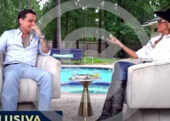 Christian Nodal durante la entrevista con Adela Micha