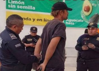 Gringo detenido en Chedraui de Las Américas siendo esposado