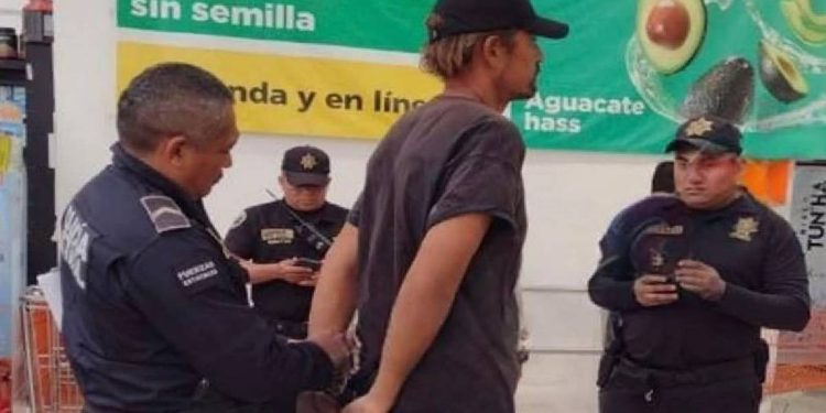 Gringo detenido en Chedraui de Las Américas siendo esposado
