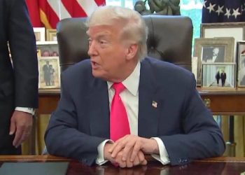 Donald Trump emitiendo declaración sobre México y Canadá