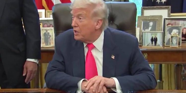 Donald Trump emitiendo declaración sobre México y Canadá
