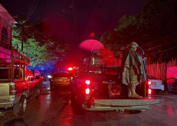 Peritos forenses recolectando evidencia en hallazgo de cadáver embolsado en Tulum