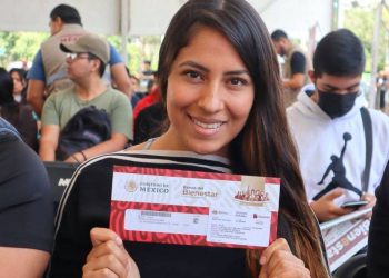 Estudiante beneficiaria del programa Jóvenes Construyendo el Futuro durante su capacitación