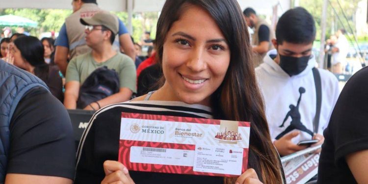 Estudiante beneficiaria del programa Jóvenes Construyendo el Futuro durante su capacitación