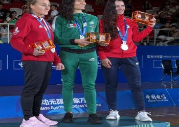 Laura Burgos celebra con la medalla de oro en Muaythai en los World Games 2025