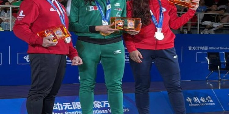 Laura Burgos celebra con la medalla de oro en Muaythai en los World Games 2025