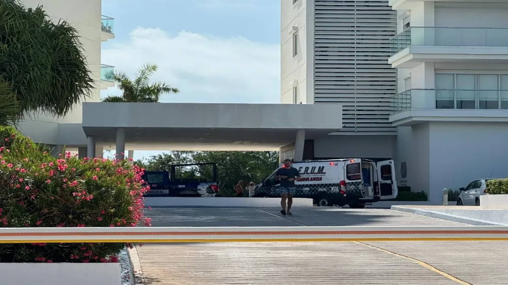 Paramédicos trasladan a elemento de seguridad tras balacera en Cancún