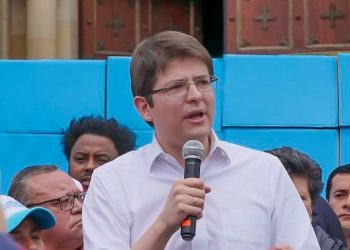 Miguel Uribe en campaña política en Bogotá